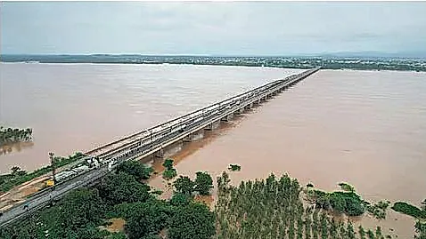 భద్రాచలం వద్ద ఉగ్ర గోదావరి.. మూడో ప్రమాద హెచ్చరిక