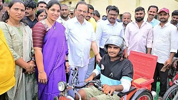 ప్రకాశం జిల్లా దర్శిలో దివ్యాంగులకు బ్యాటరీ వాహనాల పంపిణీ