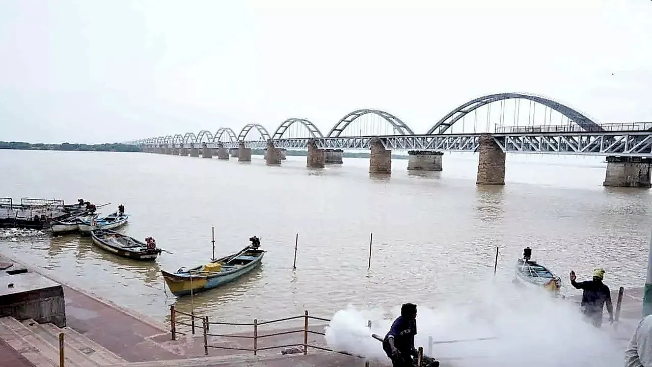 గోదావరి ఉగ్రరూపం.. రంగంలోకి సహాయక బృందాలు