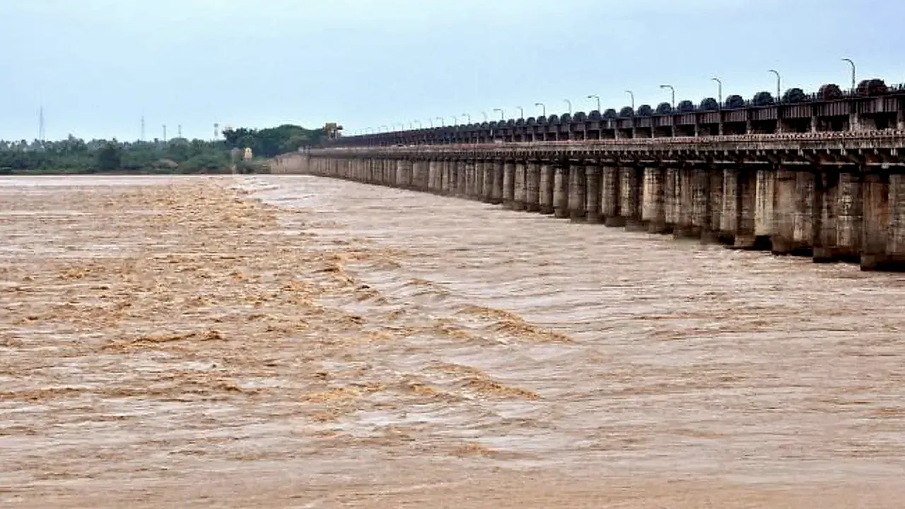 ధవలేశ్వరం బ్యారేజీ వద్ద గోదావరి వరద ఉధృతి కొనసాగింపు