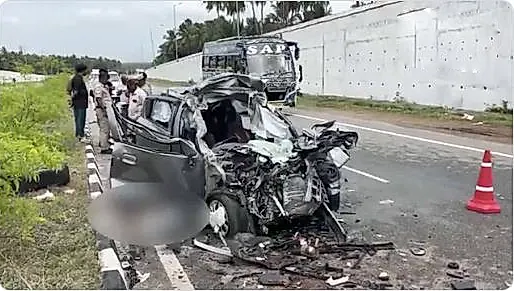 లారీని ఢీకొట్టిన కారు.. ఐదుగురి మృతి