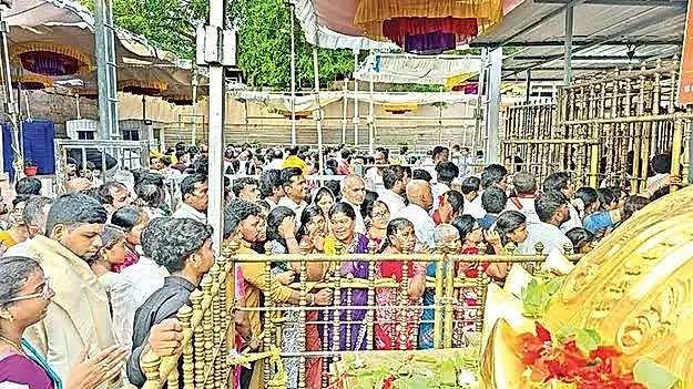శ్రీశైలం భ్రమరాంబ మల్లికార్జునస్వామి ఆలయంలో భక్తుల రద్దీ