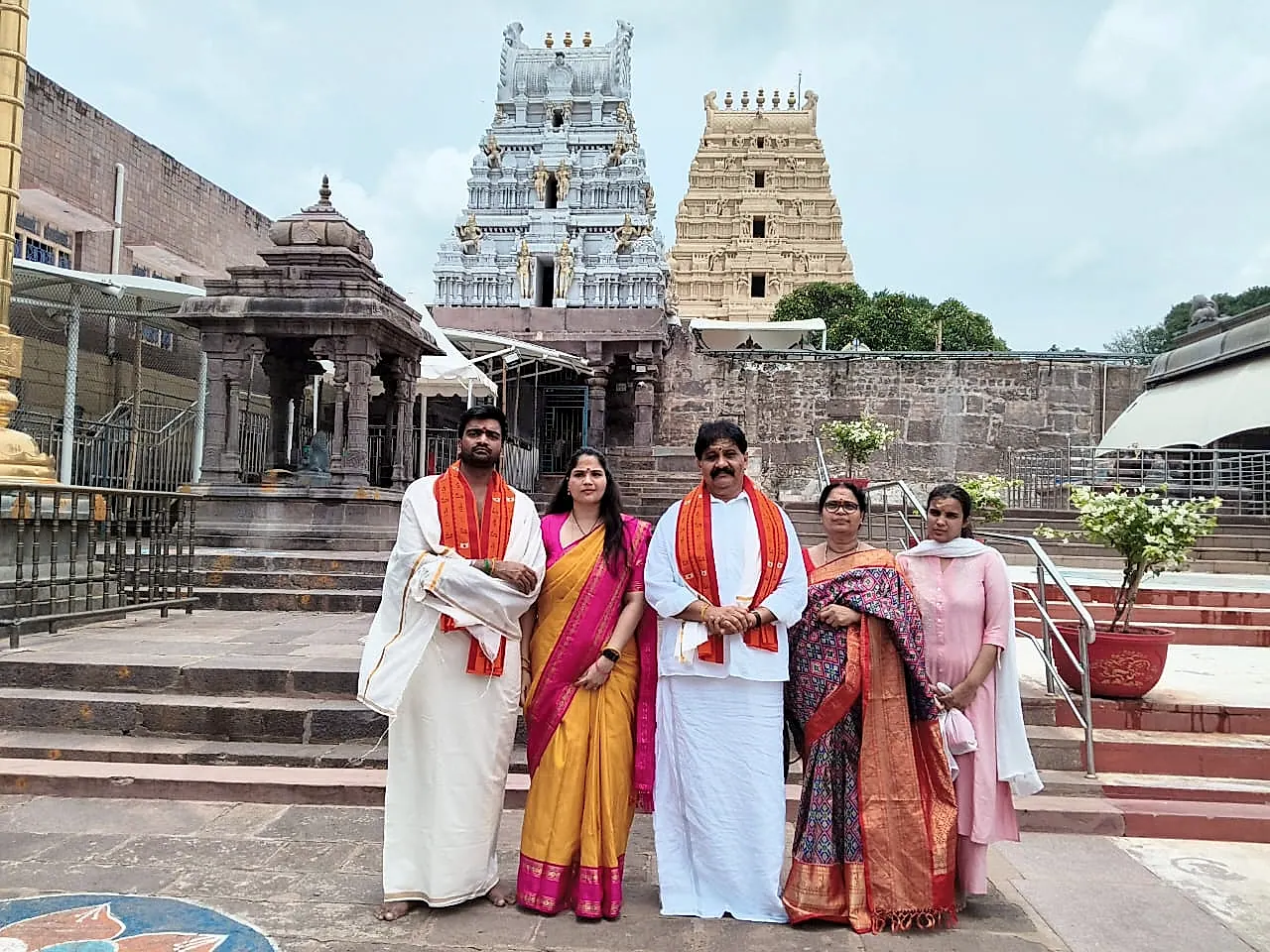 శ్రీశైలంలో ప్రత్యేక పూజలు నిర్వహించిన వైఎస్సార్సీపీ నేత రాచమల్లు కుటుంబం