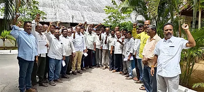 చేనేత కార్మికుల సమస్యలు పరిష్కరించాలంటూ నిరసన