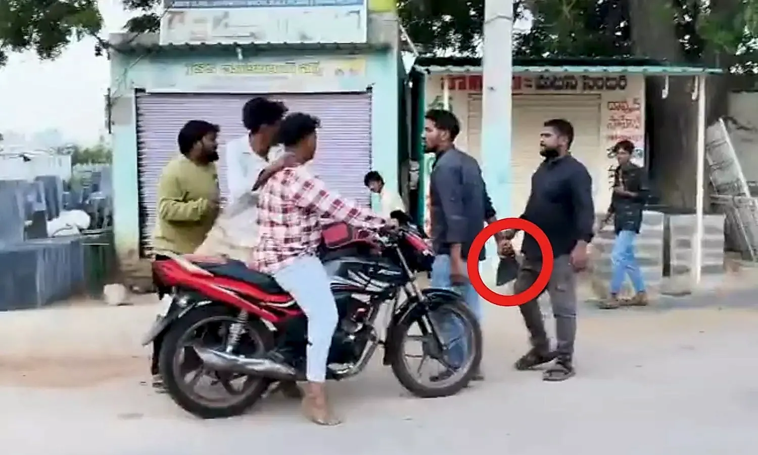 నంద్యాల జిల్లా డోన్లో గ్యాంగ్ వార్ కలకలం
