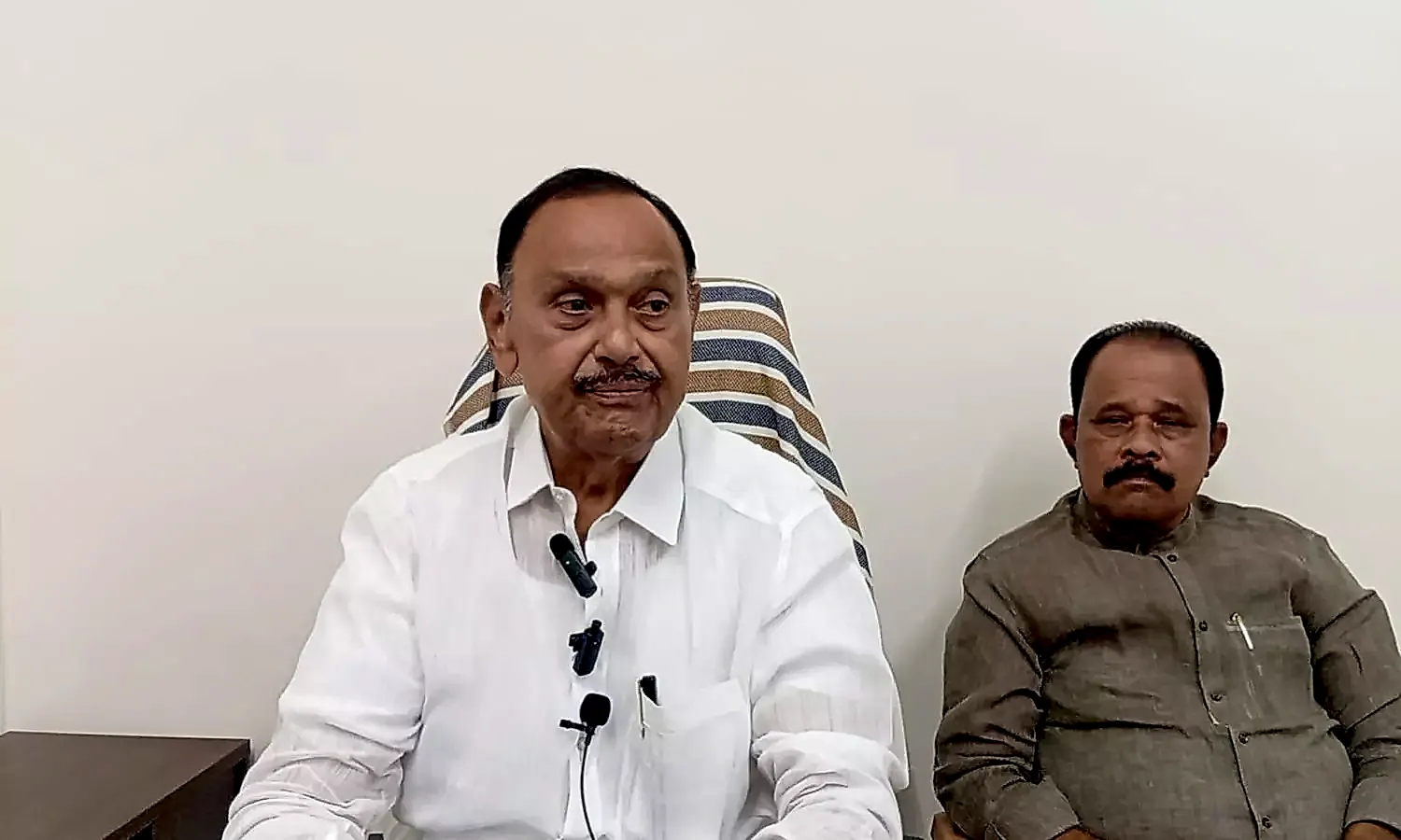 డీఎస్సీ అవకతవకలపై సీబీఐ విచారణకు డిమాండ్ చేసిన మాజీ ఎమ్మెల్యే రఘురామిరెడ్డి