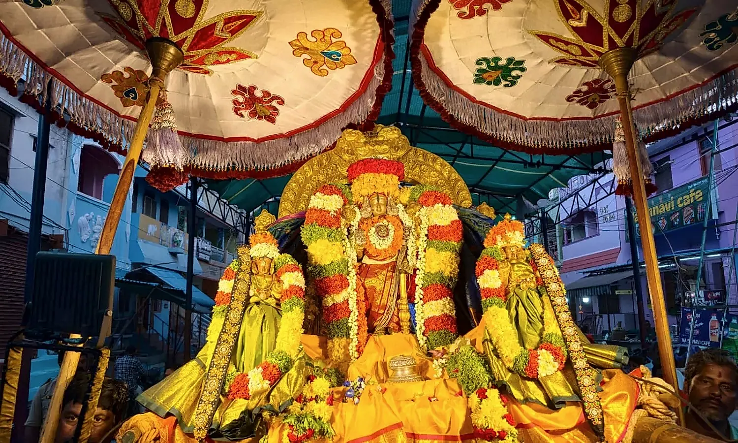 బంగారు తిరుచ్చిపై విహరించిన శ్రీ సుందరరాజస్వామి
