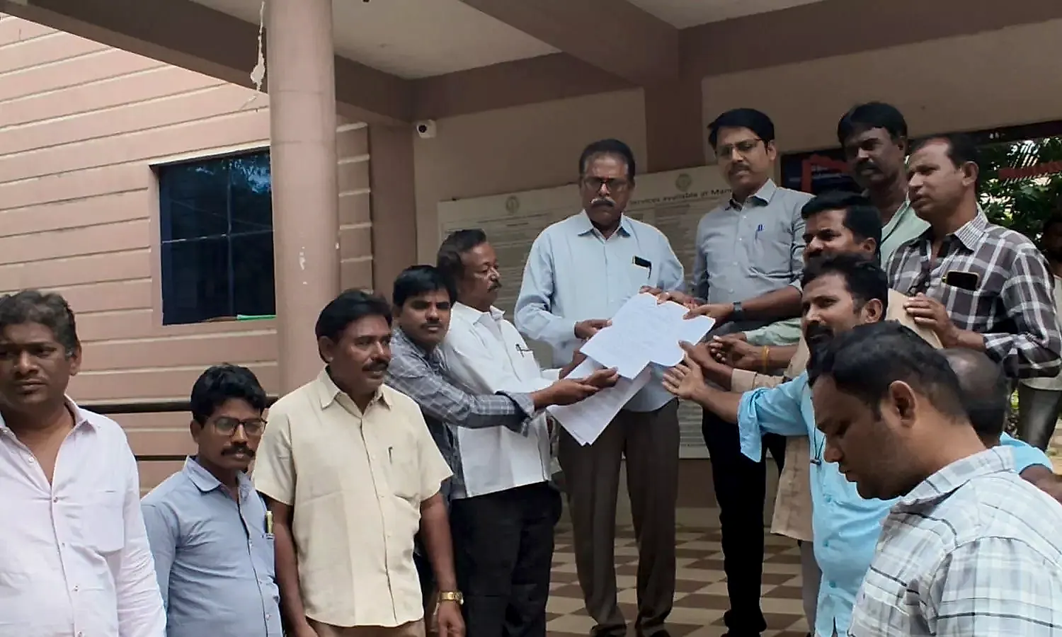 గుత్తిలో జర్నలిస్టుల ధర్నా