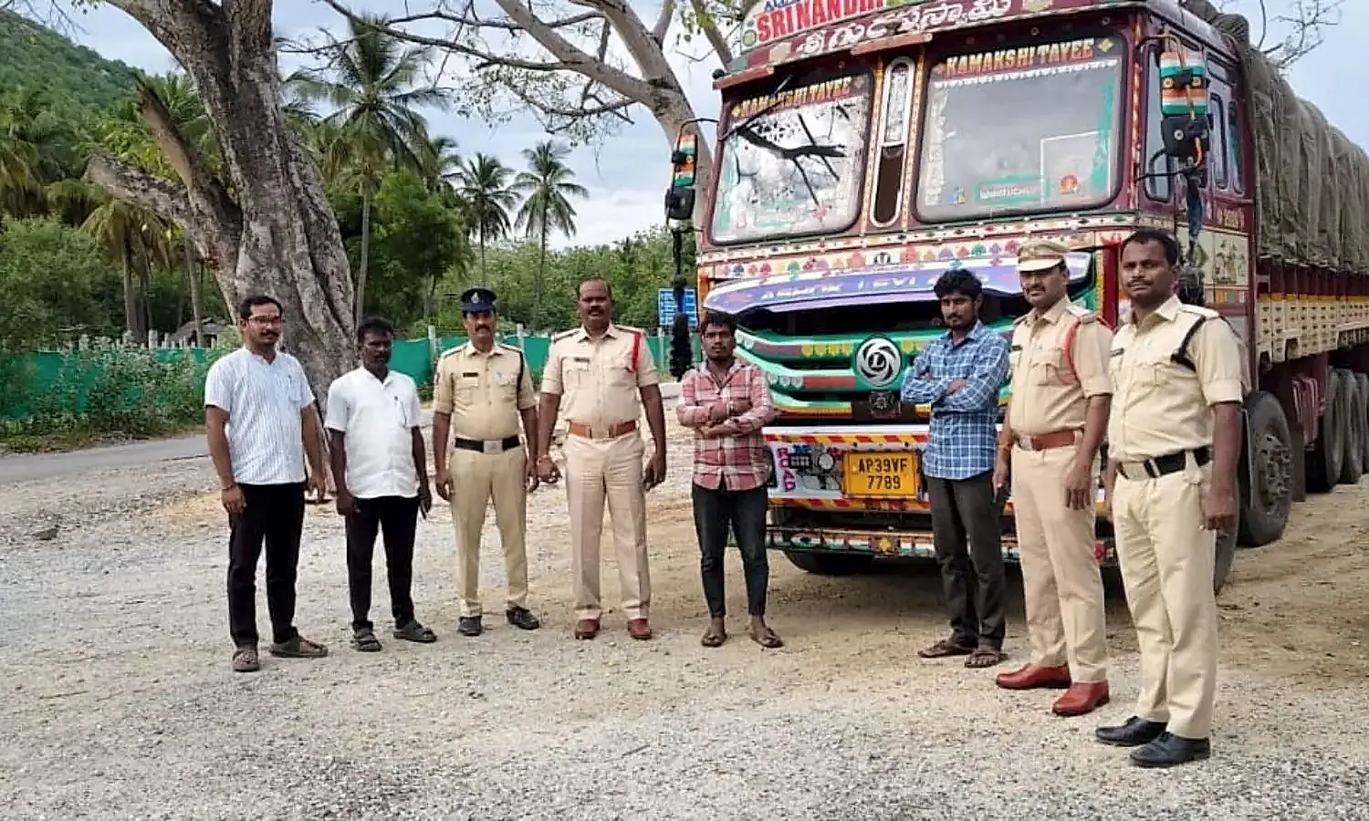 ఏపీ–తమిళనాడు సరిహద్దులో అక్రమ ఇసుక రవాణాపై పుత్తూరు పోలీసుల దాడి