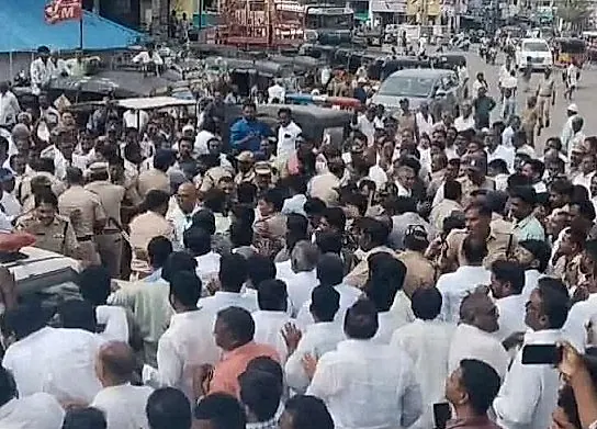 జమ్మలమడుగులో ఉద్రిక్తత: రిలే నిరాహార దీక్షలో ఉన్న MLC పోలీసుల అదుపులో