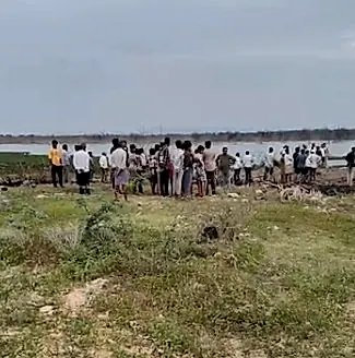 హిందూపురం మండలంలో చెరువులో గుర్తు తెలియని మహిళ మృతదేహం