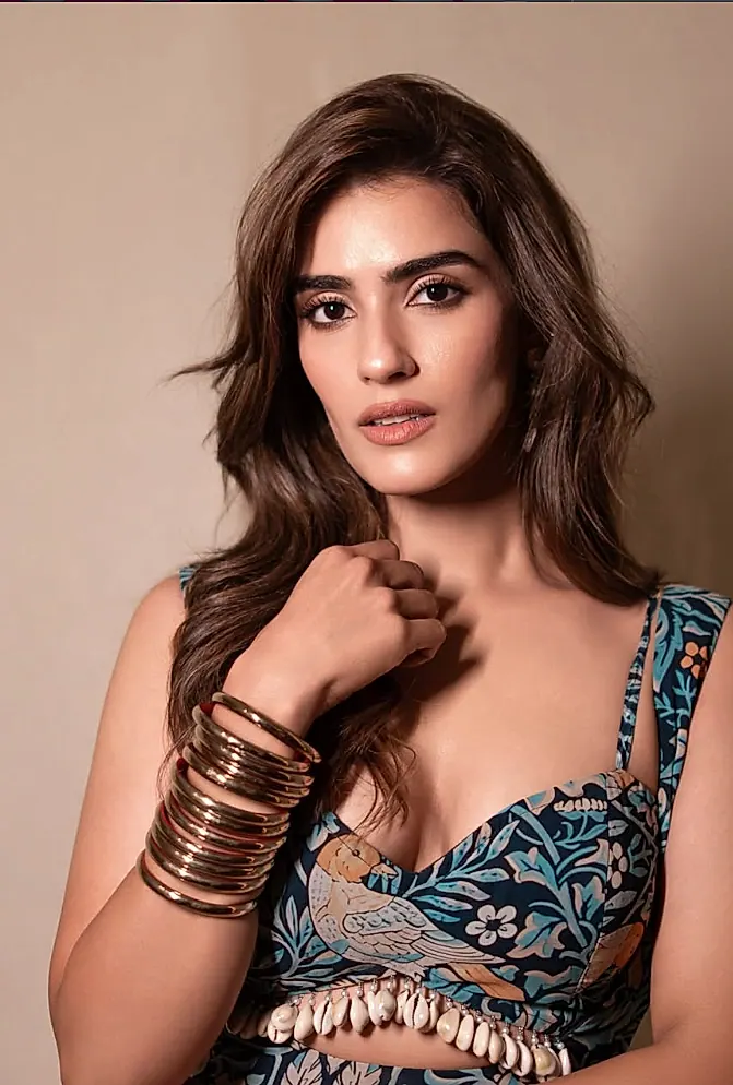 ఇంస్టాగ్రామ్ లో హీరోయిన్ కావ్య థాపర్ ఫొటోస్ వైరల్