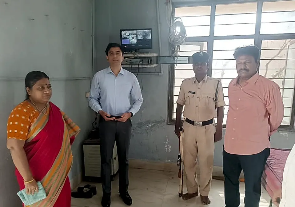 జిల్లా కలెక్టర్ సుమిత్ కుమార్ ఈవీఎంలు, వీవీప్యాట్ గోడౌన్ల పరిశీలన