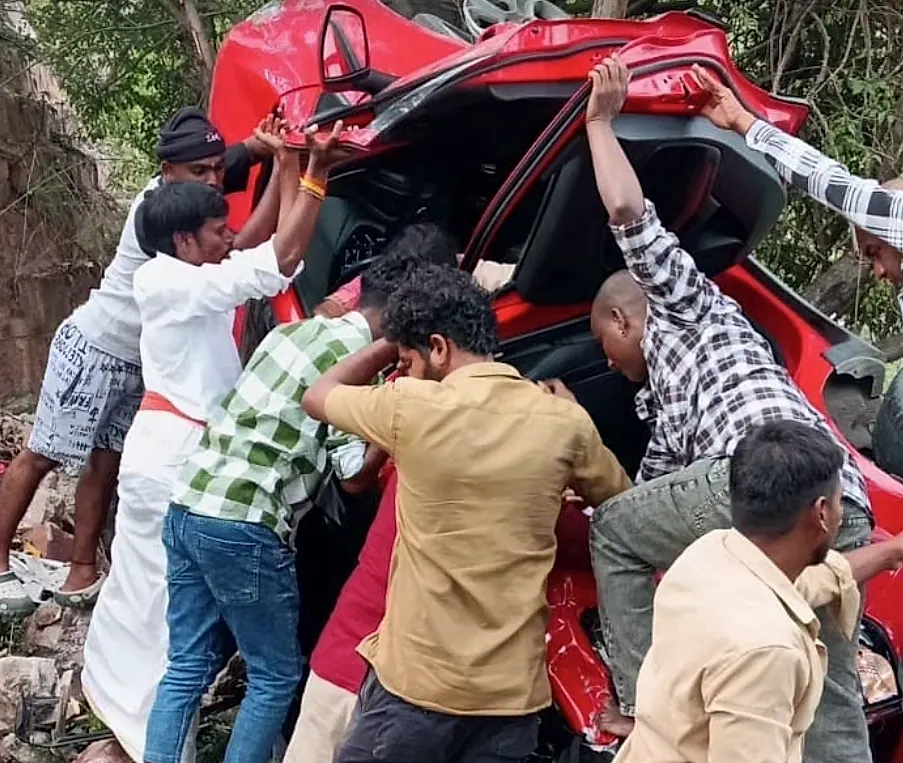 తిరుపతి ఘాట్ రోడ్లో కారు బోల్తా – వృద్ధుడు మృతి, నలుగురికి గాయాలు