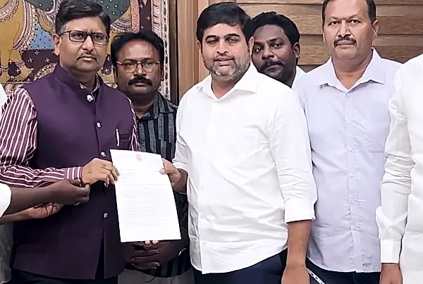 కమలాపురం రైల్వే స్టేషన్లో రైళ్ల నిలుపుదల పునరుద్ధరణకు వినతిపత్రం