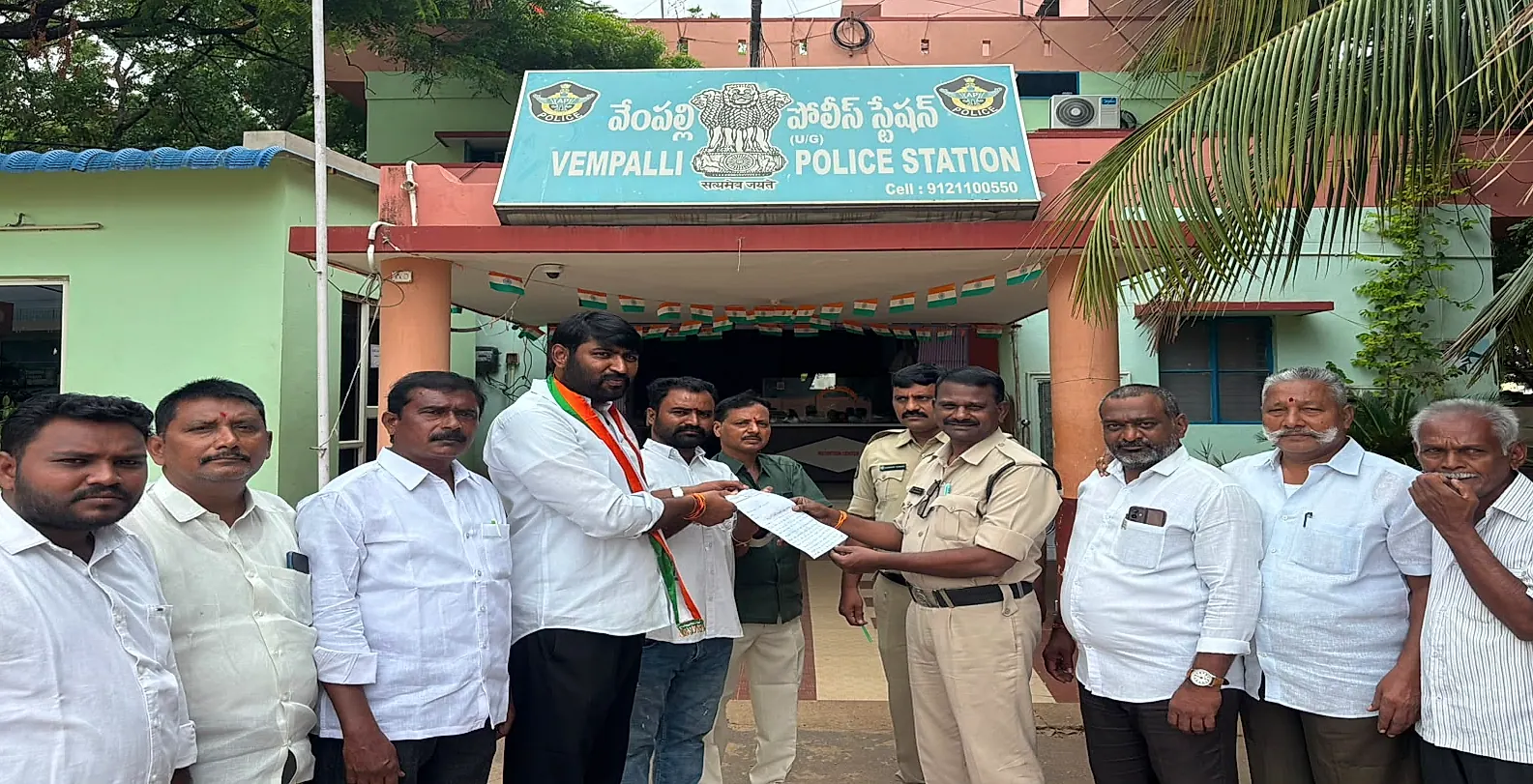 పట్టణంలో మద్యం దుకాణాలపై కాంగ్రెస్ ఫిర్యాదు