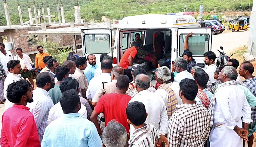 రోడ్డు ప్రమాదంలో గాయపడిన విద్యార్థులను పరామర్శించిన డోన్ ఎమ్మెల్యే కోట్ల జయ సూర్య ప్రకాష్ రెడ్డి