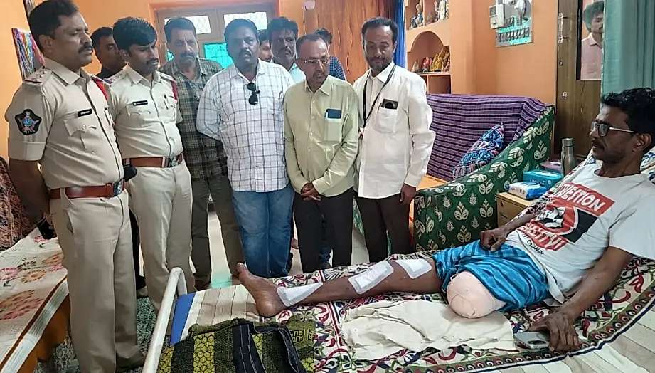 రోడ్డు ప్రమాదంలో గాయపడ్డ విలేకరికి అండగా పోలీసులు