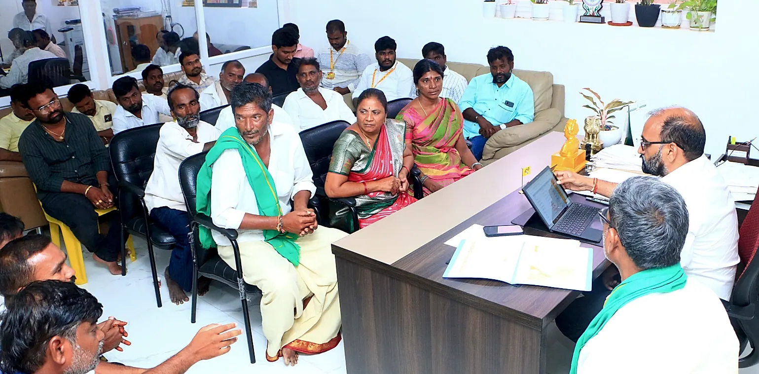 ప్రజలతో మమేకమై పనిచేయడమే మా బలం: కాకర్ల సురేష్