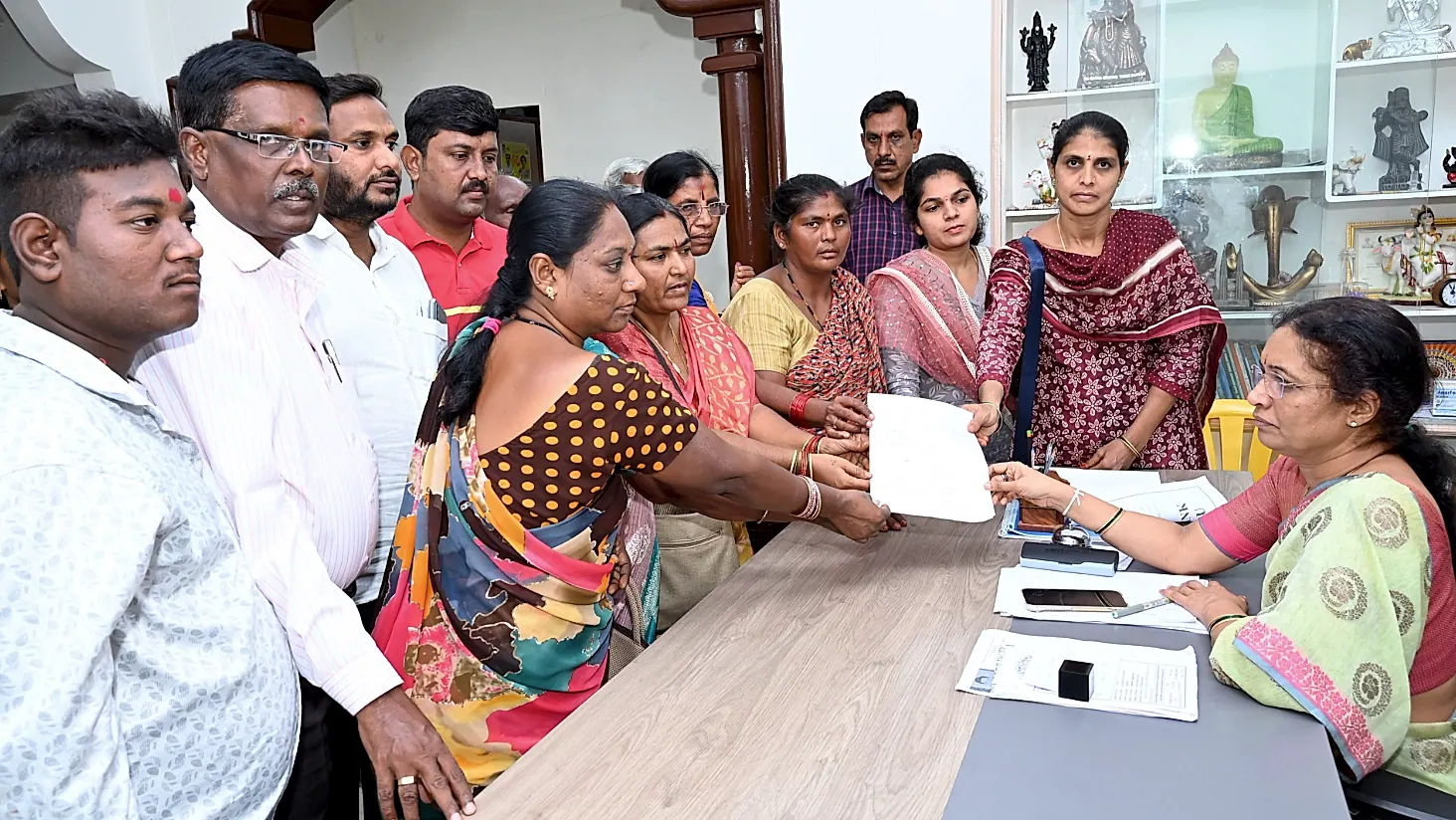 మాధవినగర్లో గ్రీవెన్స్-డే కార్యక్రమం