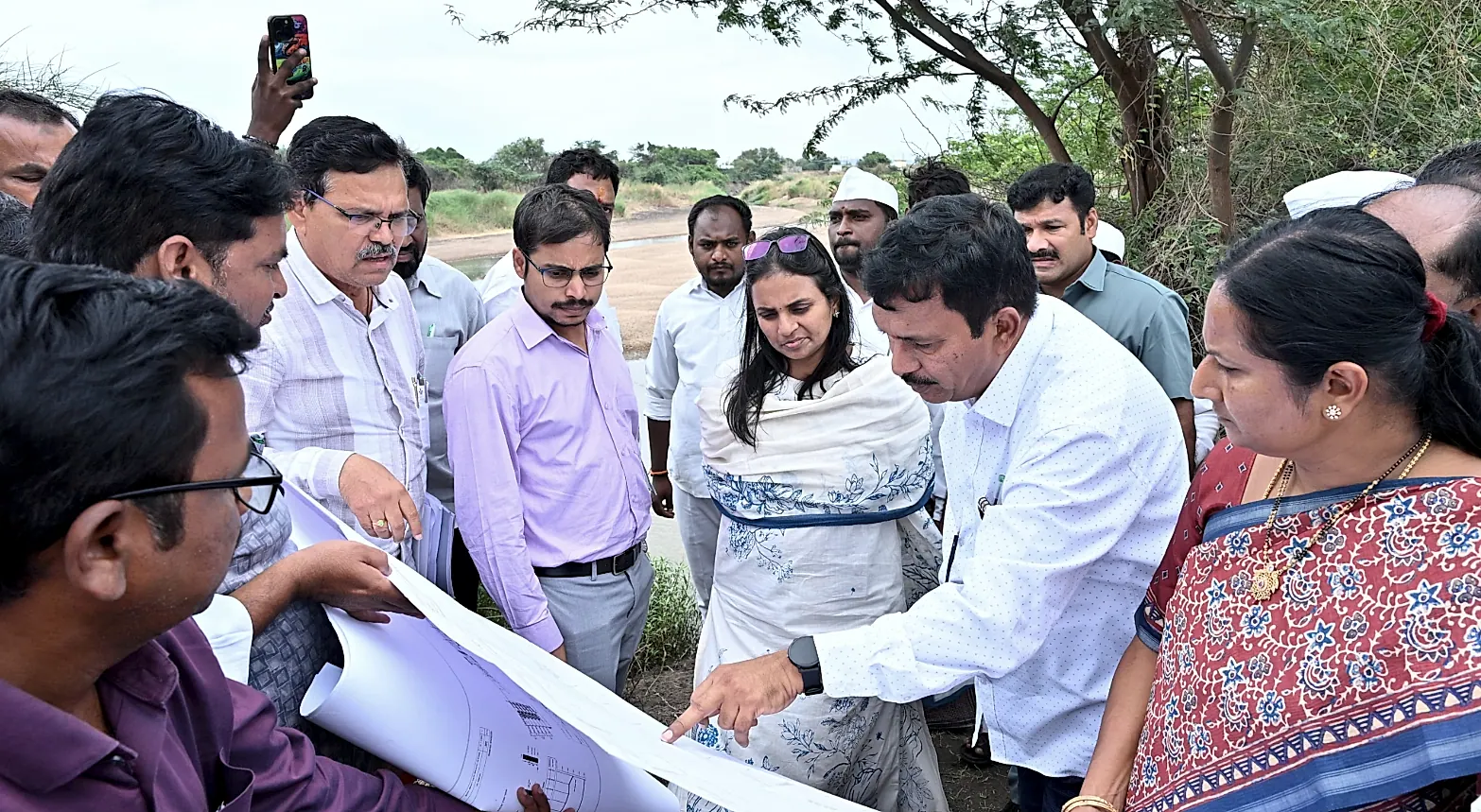 వేదావతి ప్రాజెక్టు పనులపై కలెక్టర్, జేసీ పరిశీలన