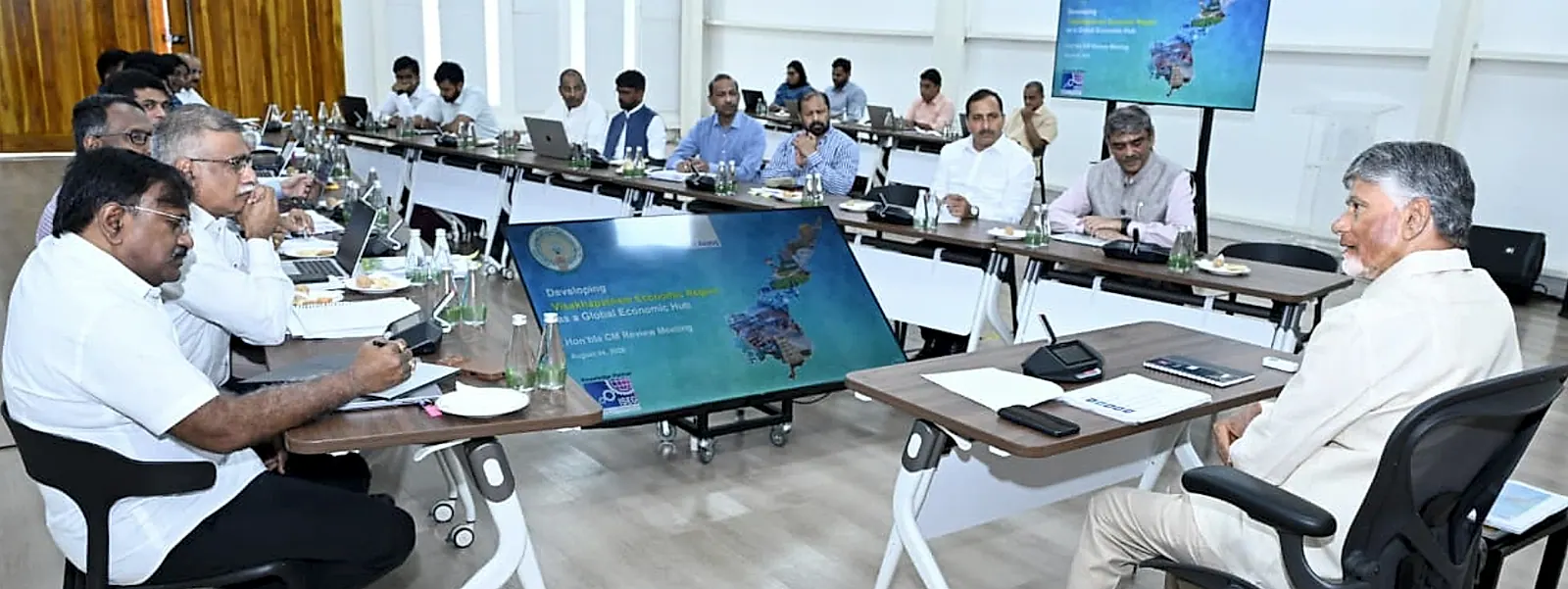 విశాఖ ఎకనామిక్ రీజియన్ అభివృద్ధిపై సీఎం చంద్రబాబు సమీక్ష