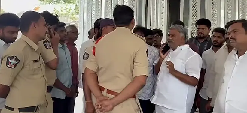 తాడిపత్రిలో మాజీ ఎమ్మెల్యే కేతిరెడ్డి పెద్దారెడ్డిని పోలీసులు అడ్డుకున్నారు