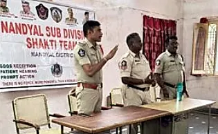 శక్తి యాప్ ద్వారా మహిళలకు తక్షణ రక్షణ – మైనర్ల డ్రైవింగ్ అత్యంత ప్రమాదకరం: మహానంది ఎస్ఐ