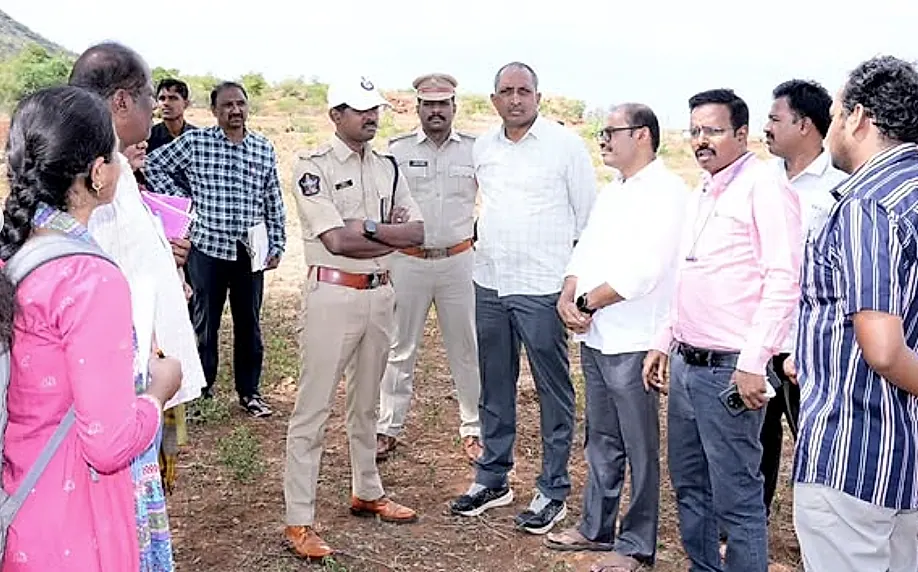అనంతపురం జిల్లాలో ట్రాన్సజెండర్ల కుటుంబాల కోసం ఇళ్ల స్థలాల పరిశీలన