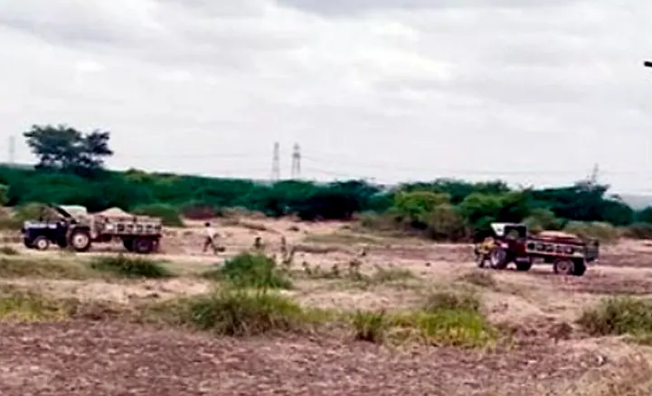 చౌడూరు ఏటిలో ఇసుక అక్రమ రవాణా.. గ్రామస్తుల ఆవేదన