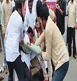 కడప కలెక్టరేట్ వద్ద ఉద్రిక్తత: అమిత్ షా దిష్టిబొమ్మ దగ్ధం