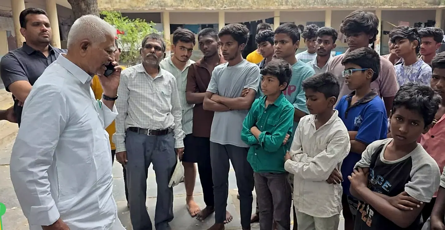 బాలుర వసతి గృహంపై ఎమ్మెల్యే వరదరాజుల రెడ్డి ఆకస్మిక తనిఖీ