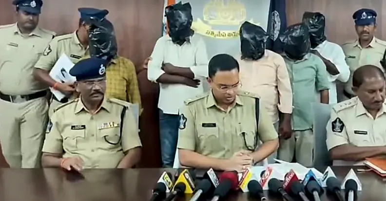 5 కోట్ల విలువైన భూమి పేరుతో మోసం: ఐదుగురు సభ్యుల ముఠా అరెస్ట్