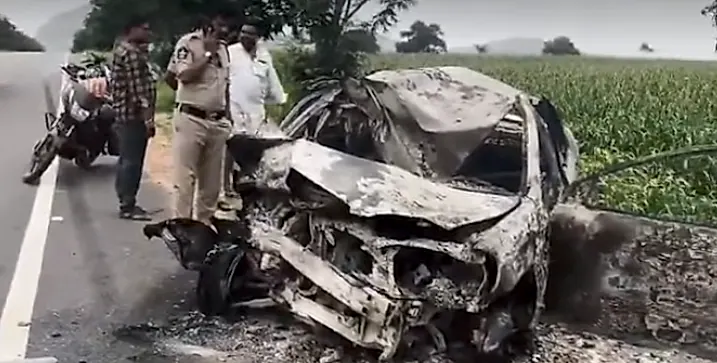 గుత్తి మండలంలో కారు దగ్ధం.. డ్రైవర్ సజీవ దహనం
