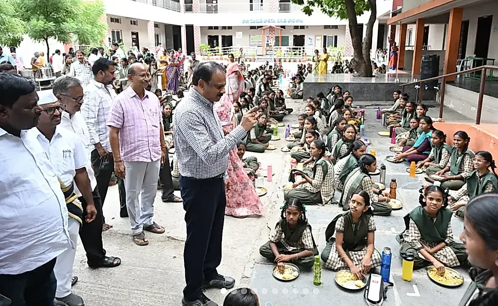 జిల్లాలో మధ్యాహ్న భోజన పథకానికి స్మార్ట్ కిచెన్లతో కొత్త శకం