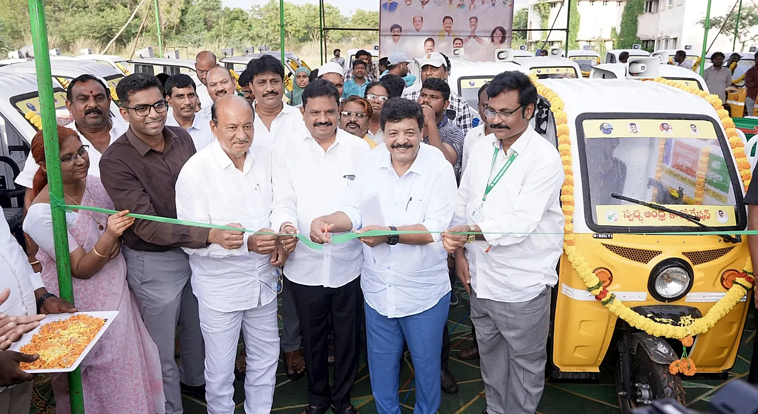 తూర్పుగోదావరిలో 'స్వచ్ఛ ఆంధ్ర' 44 ఈ-ఆటోలు పంపిణీ