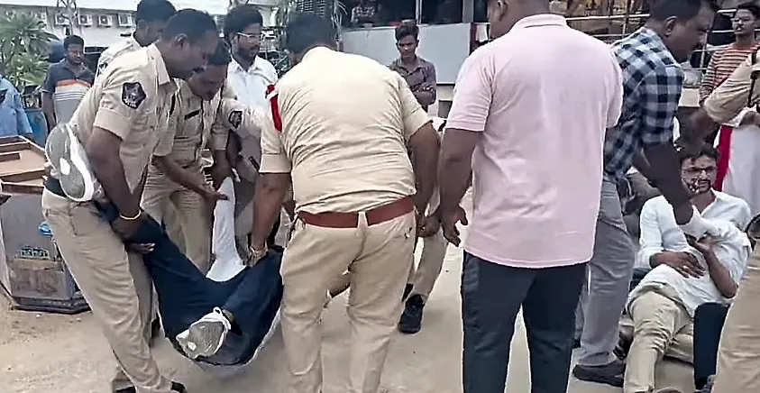 ధర్మవరంలో లెన్స్కార్ట్ షోరూమ్‌పై నిరసన, కార్యకర్తలను అరెస్ట్ చేసిన పోలీసులు