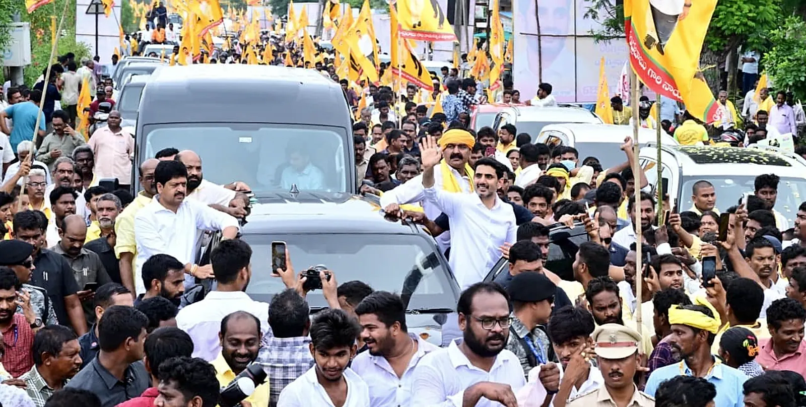 ఈడుపుగల్లు క్రాస్ రోడ్డు వద్ద మంత్రి లోకేష్‌కు ఘన స్వాగతం