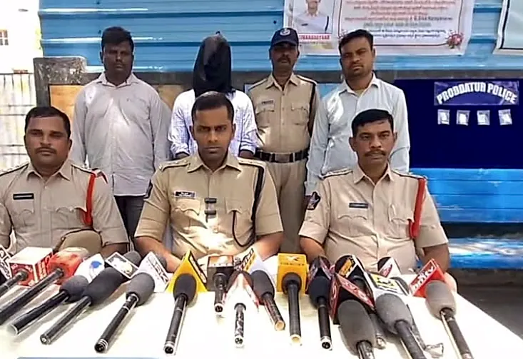 నకిలీ బంగారం విక్రయం.. అప్రమత్తంగా ఉండాలని ప్రజలకు హెచ్చరిక