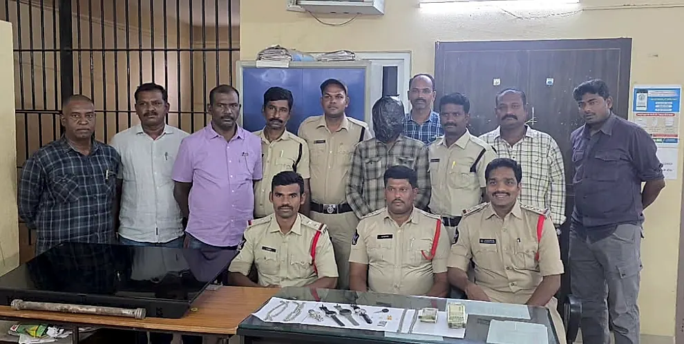 అనంతపురం జిల్లాలో వరుస చోరీలో హౌస్ బ్రేకర్ అరెస్ట్