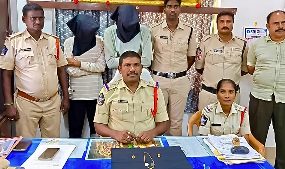 శ్రీకాళహస్తి ఇంటి చోరీ కేసులో ఇద్దరు పాత నేరస్థుల అరెస్ట్