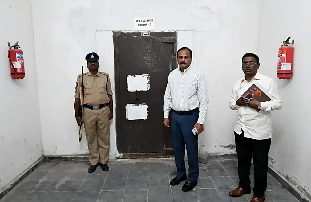 ఈవీఎంలు, VVPATs భద్రతా ఏర్పాట్లపై జిల్లా కలెక్టర్ పరిశీలన