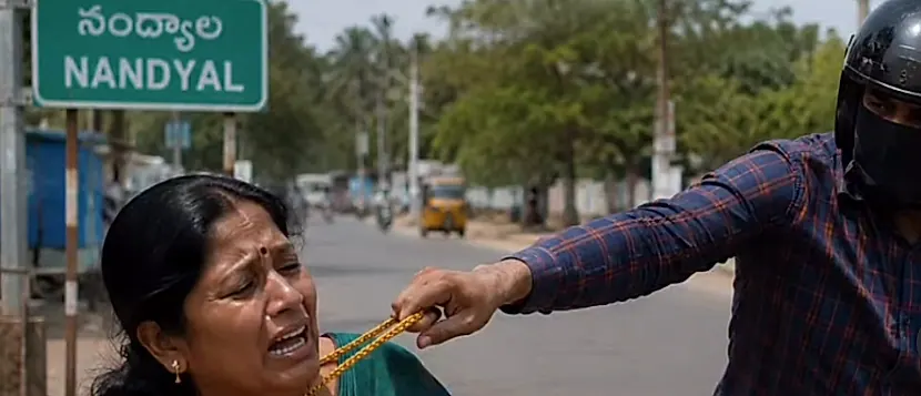 నంద్యాలలో మహిళ గొలుసు లాక్కునే ప్రయత్నం