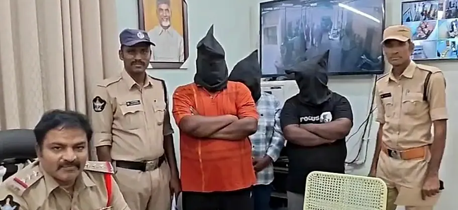 కర్నూలు ఆదిత్యనగర్లో అసాంఘిక కార్యకలాపాలపై దాడులు: ముగ్గురు అరెస్ట్