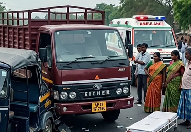 ఆటో–మినీ ట్రక్ ఢీకొని 10 మంది కూలీలకు గాయాలు