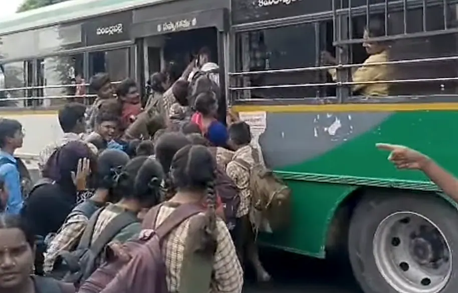 కమలాపురం–కడప మార్గంలో విద్యార్థుల రవాణా సమస్యలు తీవ్రం