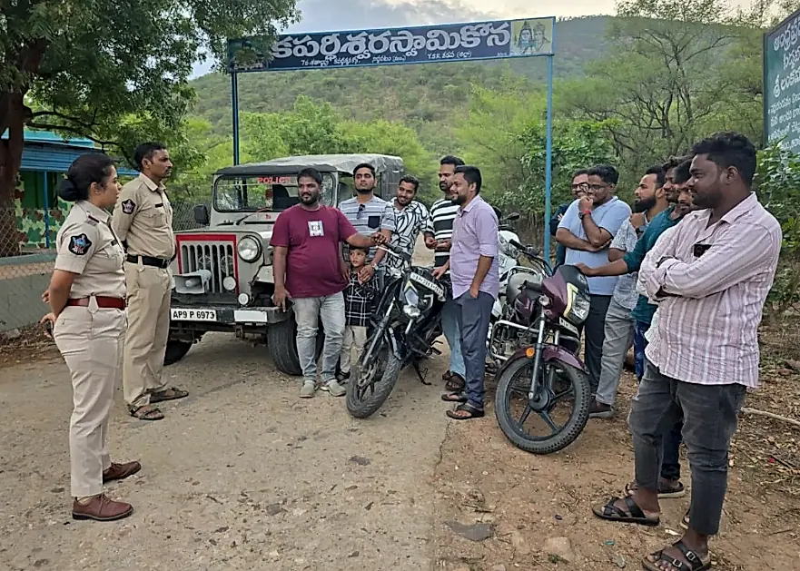 సిద్దవటం సమీపంలో రోడ్డు భద్రతపై అవగాహన కార్యక్రమం