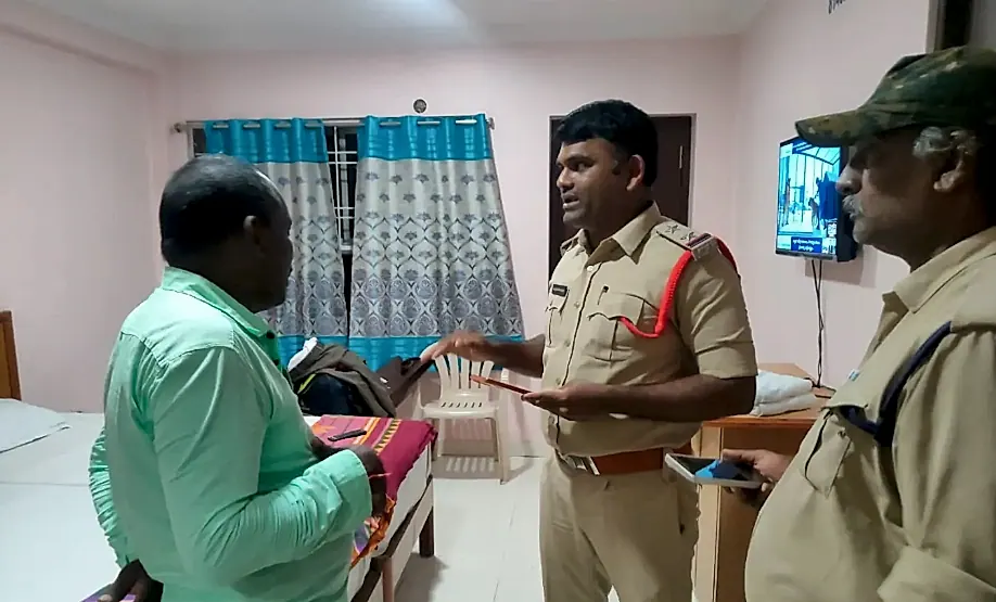ప్రొద్దుటూరు టూ టౌన్ పోలీస్ స్టేషన్ పరిధిలో లాడ్జీలు, డార్మిటరీలపై ఆకస్మిక తనిఖీలు