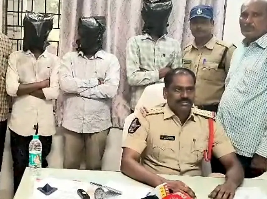 మైనర్ బాలిక కిడ్నాప్ కేసు ఛేదన: ముగ్గురు నిందితుల అరెస్ట్