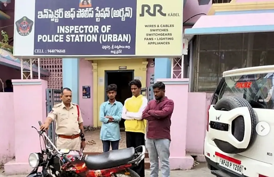 పుట్టపర్తి బైపాస్ రోడ్డుపై ప్రమాదకర బైక్ స్టంట్స్‌ – ముగ్గురు యువకుల అరెస్ట్
